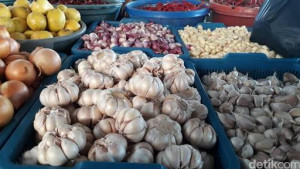 Stok Berkurang, Harga Bawang Putih Di Pasar Tradisional  Naik