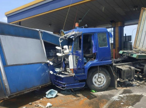 Diduga Truk Rem Blong,  Menjadi  Penyebab Kecelakaan Beruntun di GT Halim