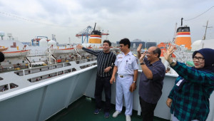 Dirut PELNI Terima Kunjungan Direksi Balai Pustaka di Atas KM Kelud