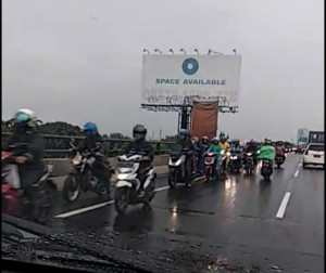 Jalan Arteri Banjir, Ratusan Pengguna Sepeda Motor Masuk Tol