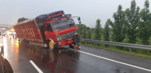 Kemacetan Panjang di Tol Cipali Dipicu Truk ODOL Patah AS