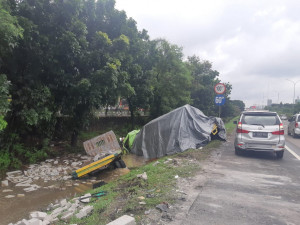 Evakuasi Kecelakaan Truk Colt Diesel Bermuatan Herbel Selesai, Lalin Tol Janger Normal