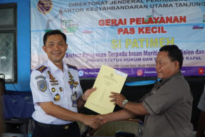 Syahbandar Tanjung Priok Capt Hermanta Serahkan 7 Pas Kecil Pada Nelayan Cilincing