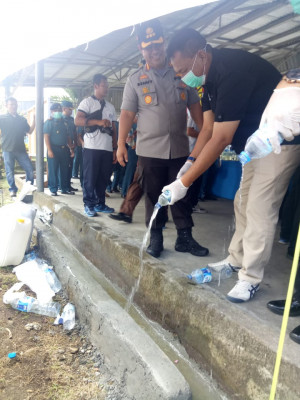 PELNI Dan Unsur Musnahkan 2,8 Ton Minuman Keras di Lantamal VIII