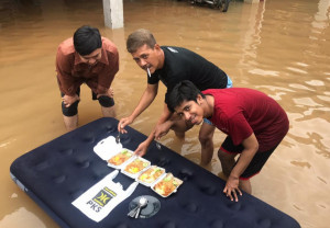 Makan Siang Gratis Dari PKS Menuai Pujian Korban Banjir di Bekasi Barat
