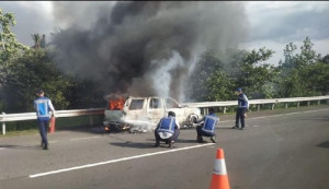 Mobil Minbus Terbakar Picu  Kepadatan Lalin di Tol Jagorawi