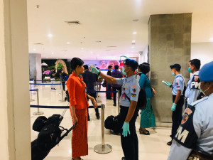 Cegah Covid-19, Petugas KKP Periksa Ketat Penumpang dan Crew Pesawat di Bandara Ngurah Rai Bali