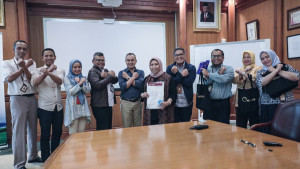 Tangkal COVID-19, Elnusa Serahkan 200 Alat Pelindung Diri ke Pertamedika