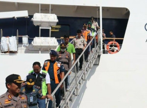 MV Coral Advendturer Sandar di Makassar Dan Dipastikan  Negatif Covid-19