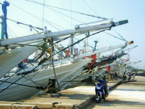 PELNI Bagikan 250 Jaket Keselamatan untuk Pelayaran Rakyat Tahuna