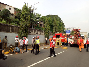 Truk Terguling di Tol JORR Picu Kemacetan Lalu Senin Pagi