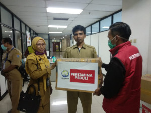 Pertamina  Salurkan Bantuan 15.000 Masker ke Puskesmas dan Posyandu di Jakarta Utara