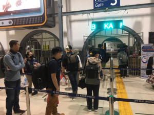 KAI Daop 1 Jakarta Pasang Pembatas Jarak Penumpang di Berbagai Area Stasiun