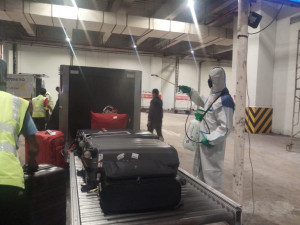 Bagasi Penerbangan Internasional  di  Bandara Soetta Wajib  Disemprot Cairan Disinfektan