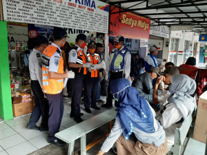Kampanye PHBS dan Social Distancing Dilakukan  Dishub Salatiga di Terminal Tingkir