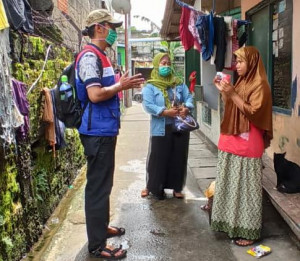 Pertamina Bantu Makanan Kemasan Bagi Warga di Ring-1 Perusahaan