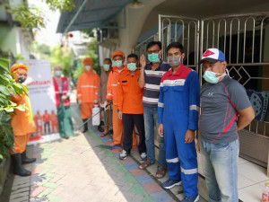 Pertamina MOR V Bersama Rumah Zakat Disinfeksi Area Kantor Dan Warga Surabaya