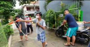 Lawan Covid-19,  Warga RT10/19 Kota Baru Bekasi  Lakukan Disinfeksi Mandiri