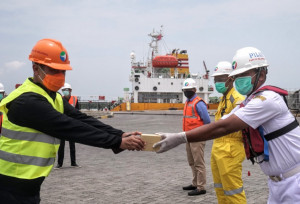 Dirut Pelindo I  Bagikan Vitamin C  Kepada Petugas  Operasional dan Keluarga di TPK Belawan