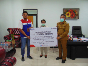 Pertamina Serahkan Bantuan APD Untuk Tangani COVID19 di Sikka NTT