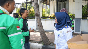 Ditjen Hubdat Bagikan Nasi Bungkus Gratis Pada Pekerja Informal di Jakarta