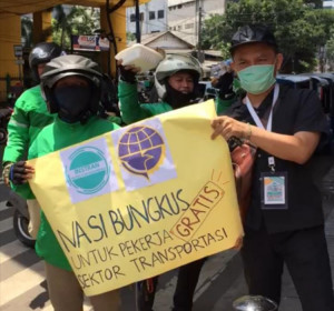Ditjen Hubdat Gandeng Instrans Bagikan Nasi Bungkus Pada Driver Ojek dan Awak Angkutan Umum