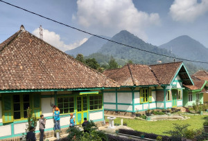 PLN  dan Aparatur Pemerintah Salurkan Bantuan Listrik Selama Pandemi Covid-19