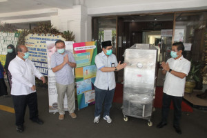 Komisaris PELNI Serahkan Bantuan Alat Kesehatan Untuk RS PELNI Petamburan 