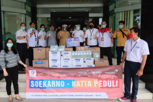 Lawan COVID-19, Bandara Soetta Serahkan Bantuan APD untuk Tim Medis Tangerang