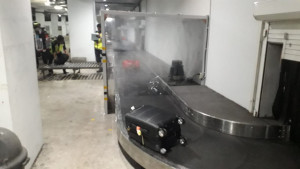 AP  II Operasikan Mesin Otomatis Penyemprot Cairan Disinfektan ke Bagasi Tercatat, Trolley dan Nampan X-ray