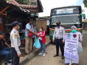 Pembagian Nasi Bungkus Gratis Pada Awak Angkutan Umum di Terminal Kampung Rambutan Lancar