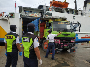 KSOP Kumai Pastikan Layanan Kapal dan Barang Normal  Sesuai  Protokol WHO