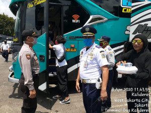 Hari Ketiga, Ditjen Hubdat-INSTRAN Bagikan Nasi Bungkus di Terminal Kalideres  Jakarta