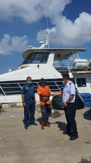 UPP Brandong Proaktif Bagikan Masker di ABK dan Masyarakat Sekitar Pelabuhan