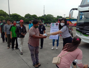 Awak Angkutan Umum, Driver Ojol dan Porter di Terminal Pulogebang Terima Nasi Bungkus Gratis