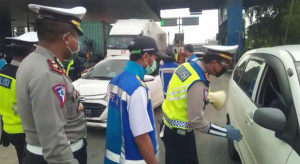 Hari Pertama  PSBB di Jalan Tol, 81 Kendaraan Belum Menerapkan Social Distancing