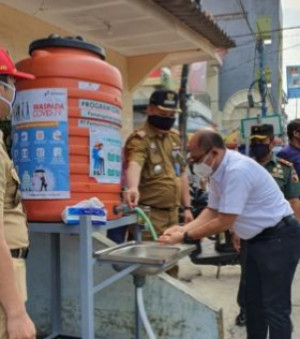 Pertamina EP Poleng Serahkan Bantuan Alat Cuci Tangan Portable ke Warga Sekitar