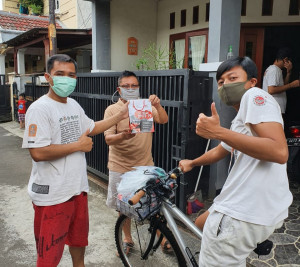 PMI Disinfeksi dan Bagikan Paket Masker dan Sabun Cuci Untuk Warga RT10/ RW 19 Kotabaru