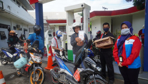 500 Paket Bantuan  Pertamina Dibagikan ke Konsumen SPBU di Palembang