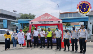 200 Paket Nasi Bungkus Dari Ditjen Hubdat & INSTRAN Dibagikan di Terminal Tanjung Priok Jakarta