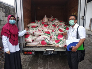 Pelindo I dan Polda Sumut Bersinergi Bagikan 5 Ton Beras ke Masyarakat Terdapak Covid-19