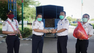 Aksi Bina Lingkungan, Poltekpel Sorong  Bagikan 154 Paket Sembako ke Warga 