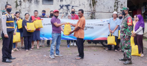 FIFGROUP Cabang Cicalengka Bagikan 185 Paket Sembako Untuk Warga Sekitar