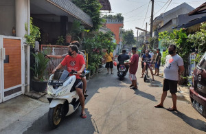 Dengan Sprayer Baru, Warga Dan Karang Taruna RT 10/19 Kotabaru Bekasi Disinfeksi Mandiri