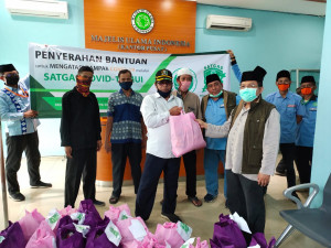 Satgas Covid-19 MUI Salurkan Ratusan Paket Sembako Dan Masker  