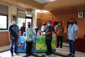 FIFGROUP Serahkan Bantuan Alat Perlindungan Diri (APD) dan Sembako Kepada Warga Kecamatan Cilandak 