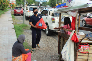 CABM Makassar Angkatan 18 Galang Dana dan Bagikan Paket Sembako di Kota Makassar