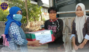 Hari Kartini di Tengah Pandemi, Dharma Wanita KSOP Tanjung Emas Bagikan Sembako