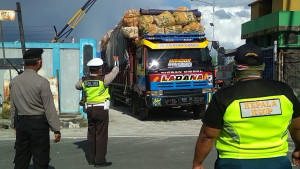 Kapal Ke Kumai Lancar,  Dengan Muatan Kendaraan dan Sembako