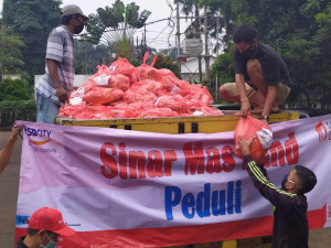 Sinar Mas Land Kembali Salurkan Bahan Pangan ke Warga